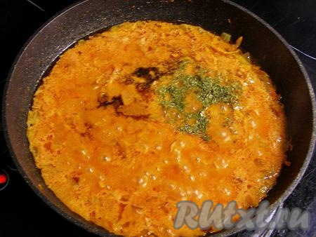 Вливаем в сковородку с луком и морковью воду, добавляем соль по вкусу. По желанию можно добавить специи на свой вкус и сушёную зелень. Доводим томатно-сметанный соус до кипения и снимаем с огня.