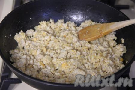 Перемешать фарш с яйцами и жарить 2-3 минуты (до готовности яиц). 