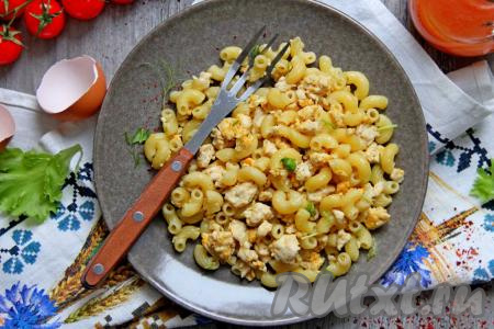 Макароны с фаршем и яйцом на сковороде