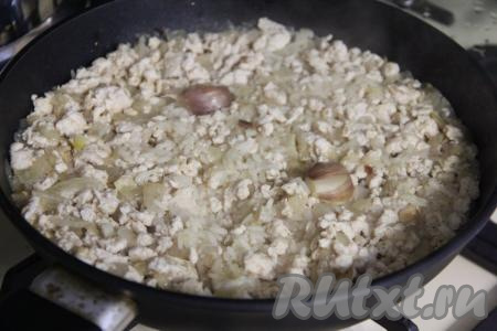 Довести воду до кипения, накрыть сковороду крышкой и убавить огонь до минимума. Готовить рис с куриным фаршем минут 20 (до полного испарения жидкости). Убрать с огня и перемешать.
