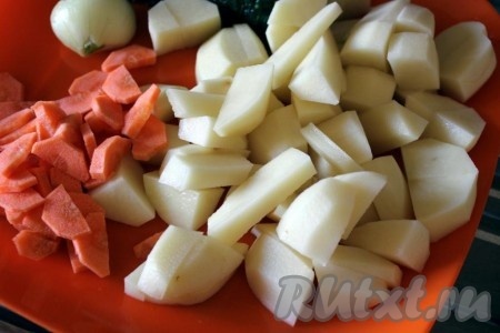В кипящую воду (около 1 литра) добавьте нарезанные картофель и морковь.