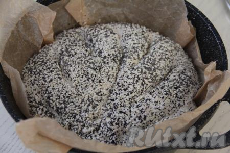 Смазать поверхность хлеба водой, присыпать кунжутом и маком. Сделать на поверхности хлеба надрезы с помощью бритвы (или острого ножа), чтобы наш хлебушек "не разорвало" в процессе выпечки.
