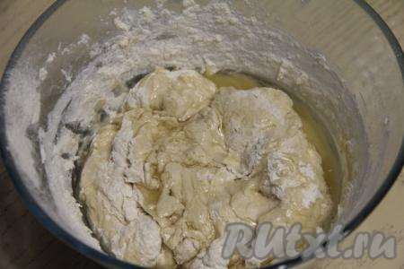 Тесто для хлеба, замешанное на минеральной воде и дрожжах, получится комковатым и липким. Влить растительное масло.