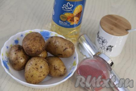 Подготовить продукты для приготовления картошки, запечённой в фольге в мультиварке. Картофель будет готовиться в кожуре. Поэтому картошины нужно тщательно вымыть, можно потереть железной щёткой для мытья посуды, убирая все загрязнения с кожуры.