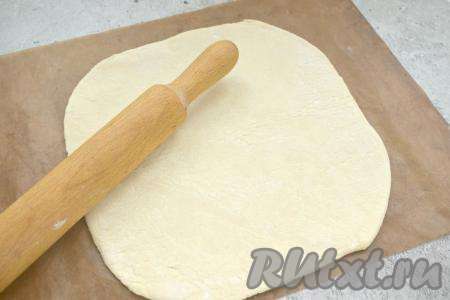 Присыпаем стол мукой, кладём пласт размороженного слоёного теста и раскатываем его до толщины примерно 3 миллиметра. Раскатанный пласт теста помещаем на противень, застеленный ковриком (или пергаментной бумагой) для выпечки. Края слоёного теста я срезала, чтобы они были круглыми, как на фото.