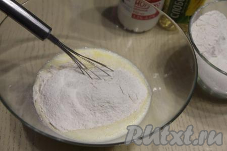 Всыпать муку в миску.