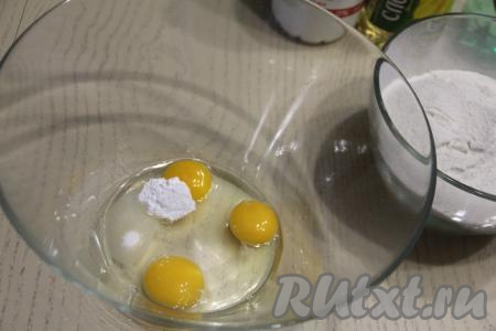 Соединить яйца, ванильный сахар, соль и сахар в достаточно объёмной миске.