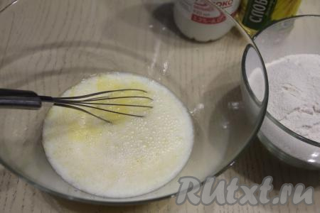 Перемешать массу венчиком до однородности, влить газированную минералку и ещё раз хорошо перемешать.