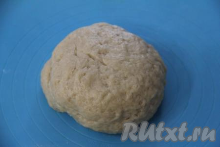 Подсыпая частями оставшуюся просеянную муку, перемешивать тесто вначале ложкой, а затем вымесить его руками. Всыпая муку, учитывайте, что тесто для этого печенья должно получиться очень мягким и слегка липким. Накрыть тесто полотенцем (или плёнкой) и оставить "отдохнуть" минут на 20.