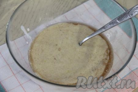 Перемешать смесь вилкой (или венчиком).