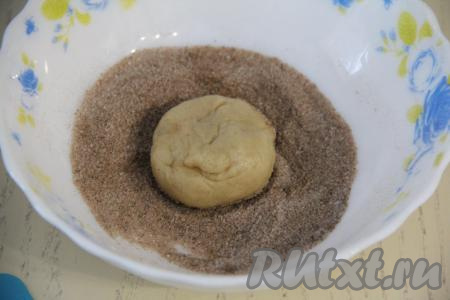 Каждый шарик окунуть с одной стороны в получившуюся смесь сахара и корицы.
