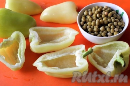 Болгарские перцы разрежьте пополам и удалите семена.