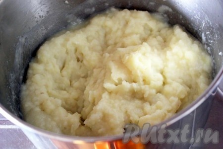Приготовьте картофельное пюре. Например, сварите очищенный картофель в небольшом количестве воды, затем воду слейте, но не выливайте, посолите, разомните толкушкой, добавьте сливочное масло, горячее молоко и воду от варки картофеля.