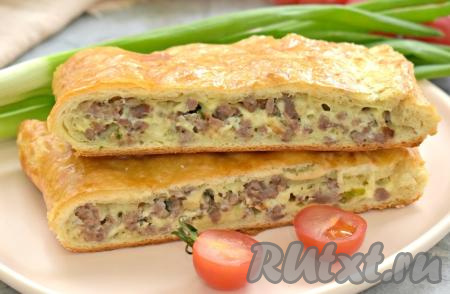 Пирог с фаршем и сыром из слоёного теста