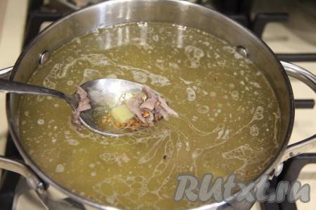 Как только бульон закипит, выкладываем в него мясо, нарезанное на небольшие кусочки, и картошку, нарезанную на средние кубики. Гречку перебираем, промываем водой и тоже добавляем в кастрюлю. Даём бульону закипеть и варим суп на небольшом огне 10 минут. 