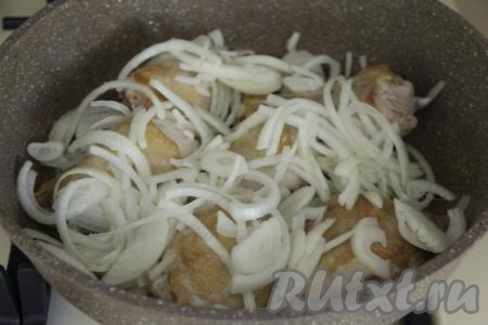 Лук очистить, нарезать на тонкие полукольца, выложить к обжаренной курице, перемешать. Обжаривать на среднем огне, иногда перемешивая, до прозрачности лука (ориентировочно в течение 3-4 минут). 