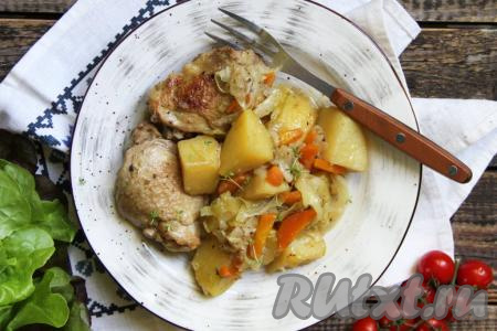 Сочные кусочки тушёной курицы вместе с картошкой и капустой разложить со сковороды по тарелкам и подать сытное, аппетитное и вкусное блюдо в горячем виде к столу.