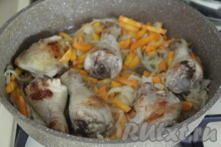 Перемешать кусочки курицы с овощами и обжаривать минут 5-6 (морковка должна стать достаточно мягкой).