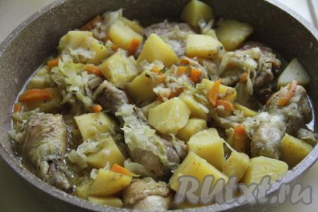 Довести воду до кипения, уменьшить огонь до минимума, накрыть сковороду крышкой. Тушить курицу с картошкой и капустой минут 25-30 (до мягкости картофеля и капусты).