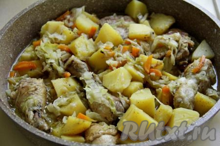 Курица, тушёная с картошкой и капустой на сковороде