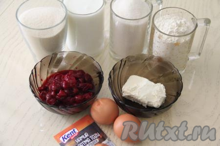 Подготовить продукты для приготовления манника на кефире с вишней. Если вы готовите манник со свежей вишней, тогда вымойте ягоды, удалите косточки. Замороженную вишню разморозьте, лишнюю жидкость слейте.