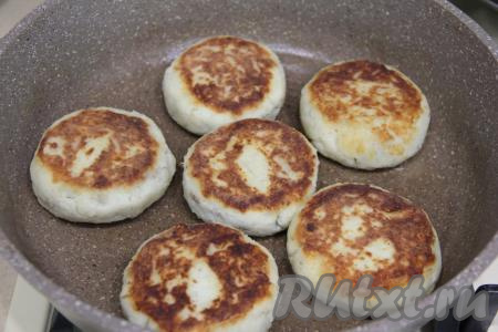 Обжарить картофельные зразы с куриной печенью на среднем огне до золотистости с двух сторон (примерно по 2-3 минуты с каждой стороны).