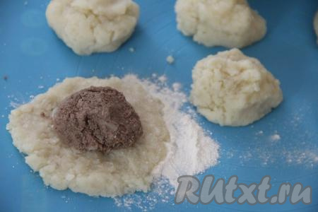 Из каждой картофельной части на присыпанной мукой поверхности сформировать лепёшку, на середину выложить часть печёночной массы.