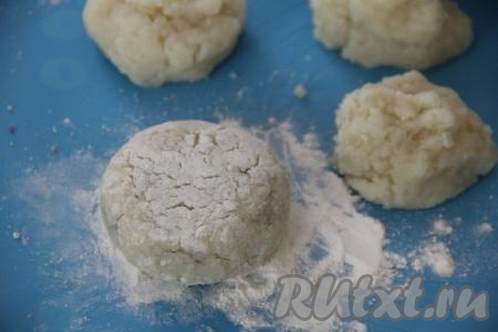 Поднять края картофельной лепёшки над начинкой и сформировать круглую зразу, пряча начинку внутрь. Таким образом сформировать все 6 картофельных зраз с начинкой из куриной печени. Обвалять зразы в муке со всех сторон.