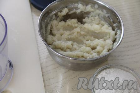 Затем начать в картофельное пюре добавлять по 1 столовой ложке муки, каждый раз вмешивая муку в пюре. В результате должна получиться пластичная, в меру густая картофельная масса, из которой можно будет слепить зразы. Количество муки во многом зависит от крахмалистости картофеля, поэтому добавляйте муку постепенно. Я обычно добавляю 1-2 столовых ложки муки.