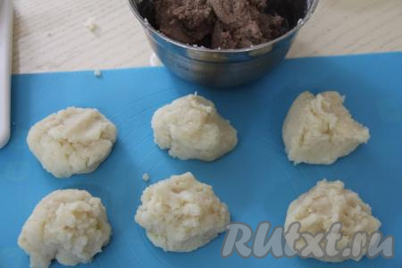 Разделить картофельную массу на 6 равных частей. Также поделить на 6 равных частей печёночную массу.