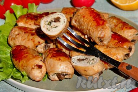 Куриные рулетики с грибами на сковороде