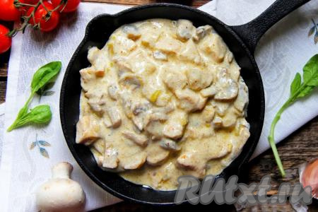 Филе индейки в сливочном соусе с грибами на сковороде 