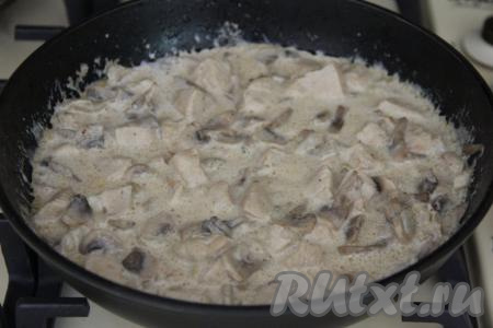 Накрыть сковороду крышкой и потомить филе индейки с грибами в сливочном соусе на медленном огне минуты 3-4.