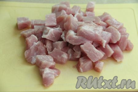 Нарезать мякоть свинины на кусочки размером 1 сантиметр на 1 сантиметр. 