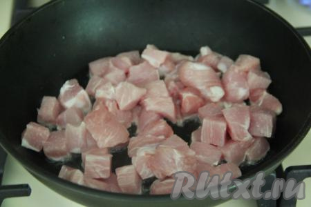 В сковороду влить растительное масло, разогреть, выложить кусочки свинины. 