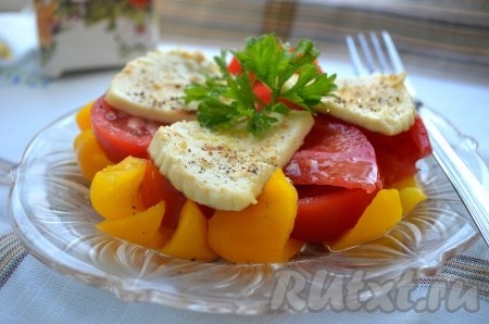 Салат с жареным адыгейским сыром и помидорами