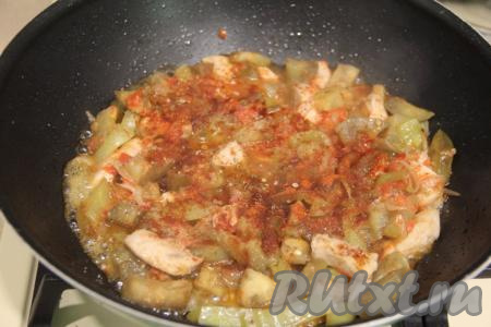 Тушить куриное мясо с овощами 10 минут на небольшом огне, иногда помешивая, посолить по вкусу, добавить любимые специи.