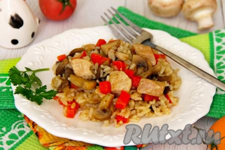 Рис с курицей и шампиньонами на сковороде