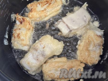 Затем аккуратно перевернуть брусочки рыбы на другую сторону, жарить минут 7 (до золотистого цвета снизу). 