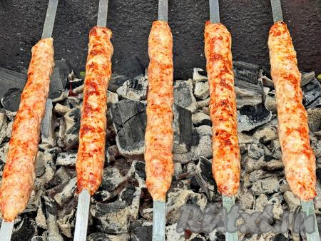 Люля-кебаб из свинины и курицы на мангале