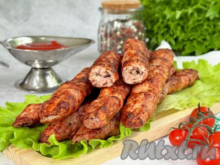 Аппетитные, очень вкусные, сочные люля-кебабы, приготовленные из свинины и курицы, подать к столу горячими, прямо с мангала, дополнив любимым соусом. 