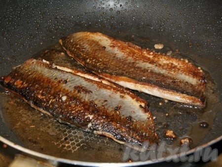 В сковородке соединить растительное и сливочное масла, раскалить ее и выложить рыбное филе. Обжаривать филе сельди с каждой стороны по 1-2 минуты на умеренно сильном огне.