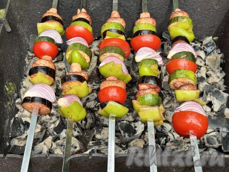 Овощи можно жарить после мяса, когда угли уже не сильно горячие. Поместить шампуры с овощным шашлыком на мангал. 