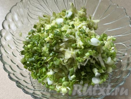 К кабачковой массе, обжатой от лишнего сока, добавить мелко нарезанную зелень. 