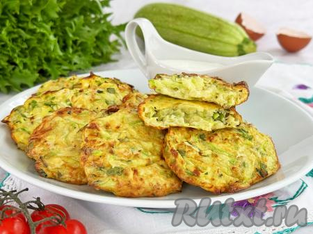 Вкусные, аппетитные, нежные оладьи, приготовленные из кабачков в аэрогриле, подать к столу со сметаной. 