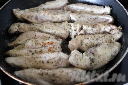 Обжарьте запанированное куриное филе на сливочном масле с двух сторон до румяной корочки.
