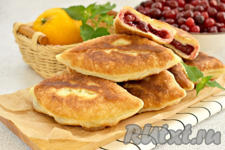 Постепенно жарим на сковороде все пирожки. Аппетитные, сладкие пирожки из слоёного теста с сочной начинкой из вишни можно подавать и горячими, и остывшими. Они отлично сочетаются с чашечкой чая или кофе.