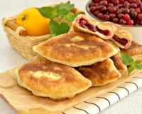 Пирожки с вишней из слоёного теста на сковороде 