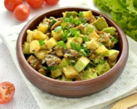 Кабачки с шампиньонами со сметаной на сковороде