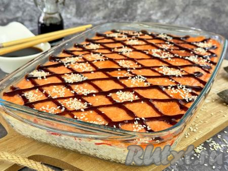 По желанию можно присыпать "ленивые" суши кунжутом.